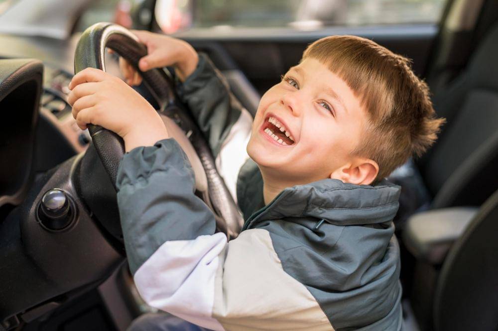 ilustrasi anak kecil di mobil (freepik.com/freepik)