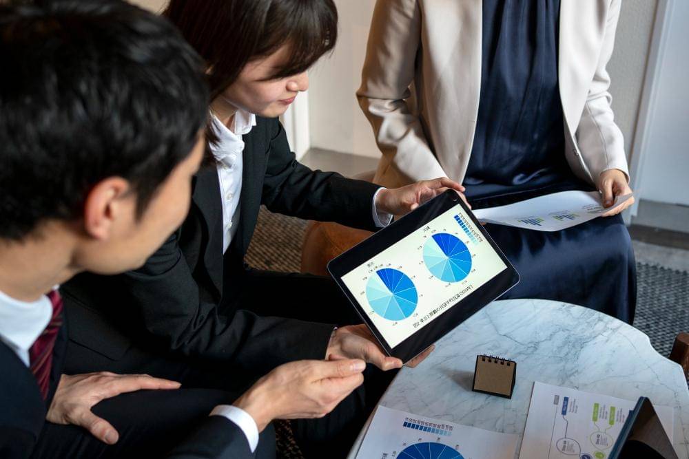 ilustrasi kolaborasi data analyst (freepik.com/freepik)