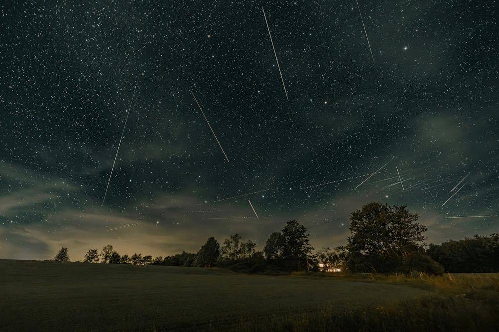 gambar pemandangan langit saat hujan meteor terjadi (unsplash.com/Clay Banks)