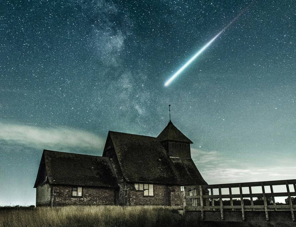 gambar meteor di langit saat malam hari (unsplash.com/Alexander Andrews)