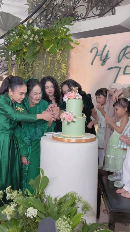 ulang tahun ibunda Krisdayanti (Instagram.com/krisdayantilemos)