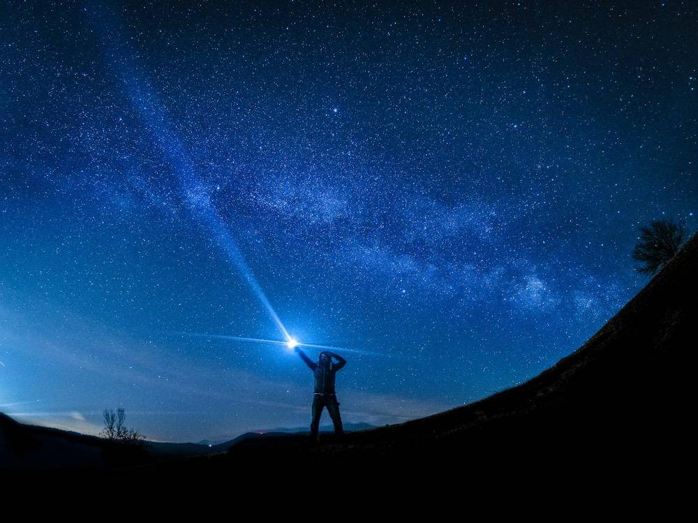 ilustrasi seseorang menunggu hujan meteor di malam hari (unsplash.com/Lanju Fotografie)