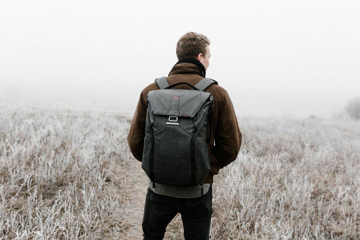 ilustrasi pria dengan backpack (unsplash.com/Andrew Neel)