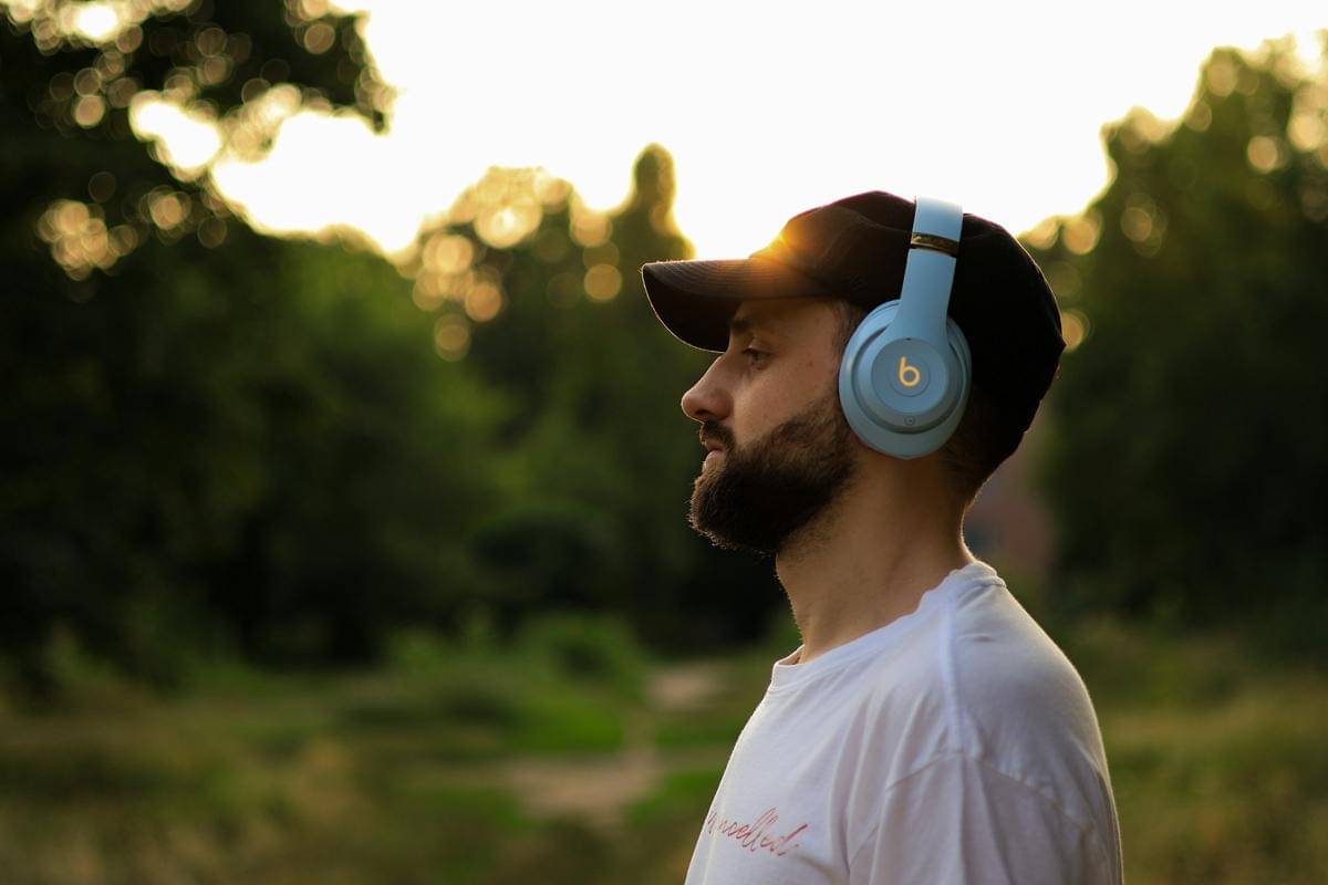 ilustrasi pria mendengarkan musik (unsplash.com/Anna Keibalo)