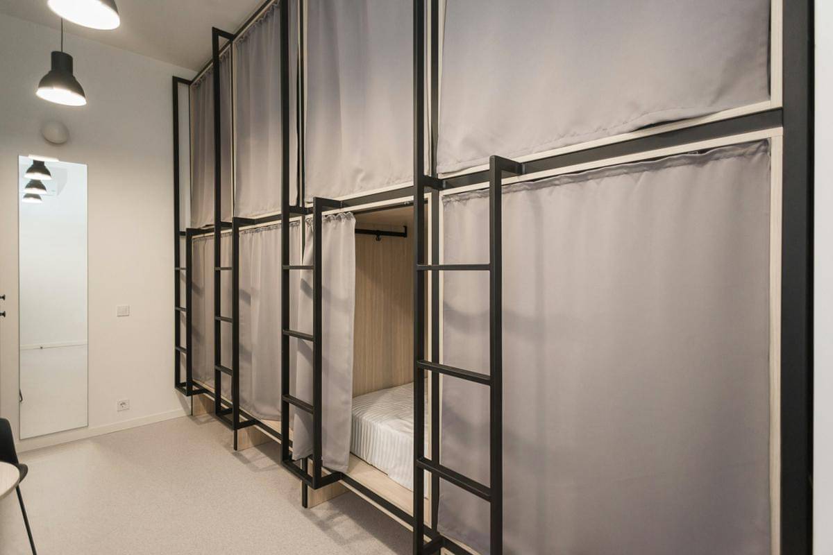 ilustrasi capsule hotel 