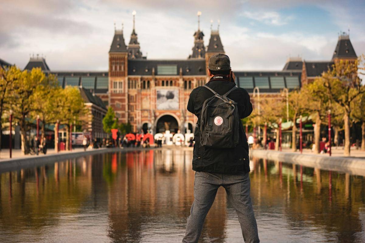 ilustrasi pria dengan backpack (unsplash.com/Ehud Neuhaus)