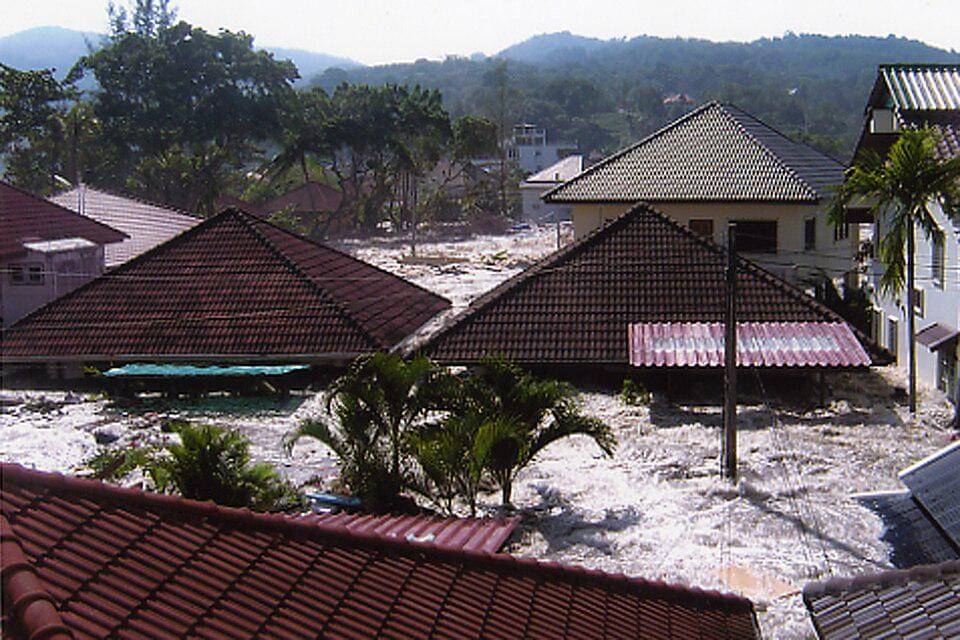 kondisi perumahan ketika dihantam tsunami (commons.wikimedia.org/Khao Lak Ausflüge)