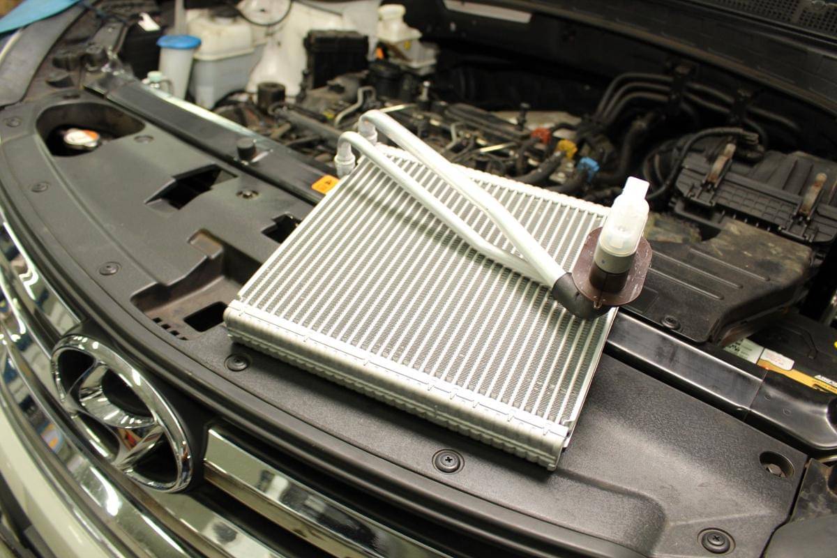 ilustrasi evaporator AC mobil