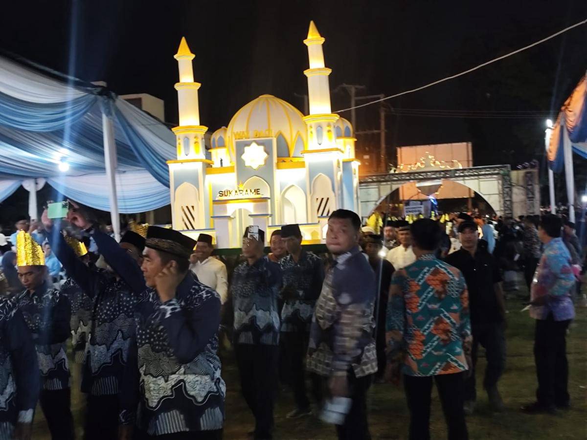 Para peserta MTQ yang membawa miniatur icon daerahnya. (IDN Times/Muhaimin)