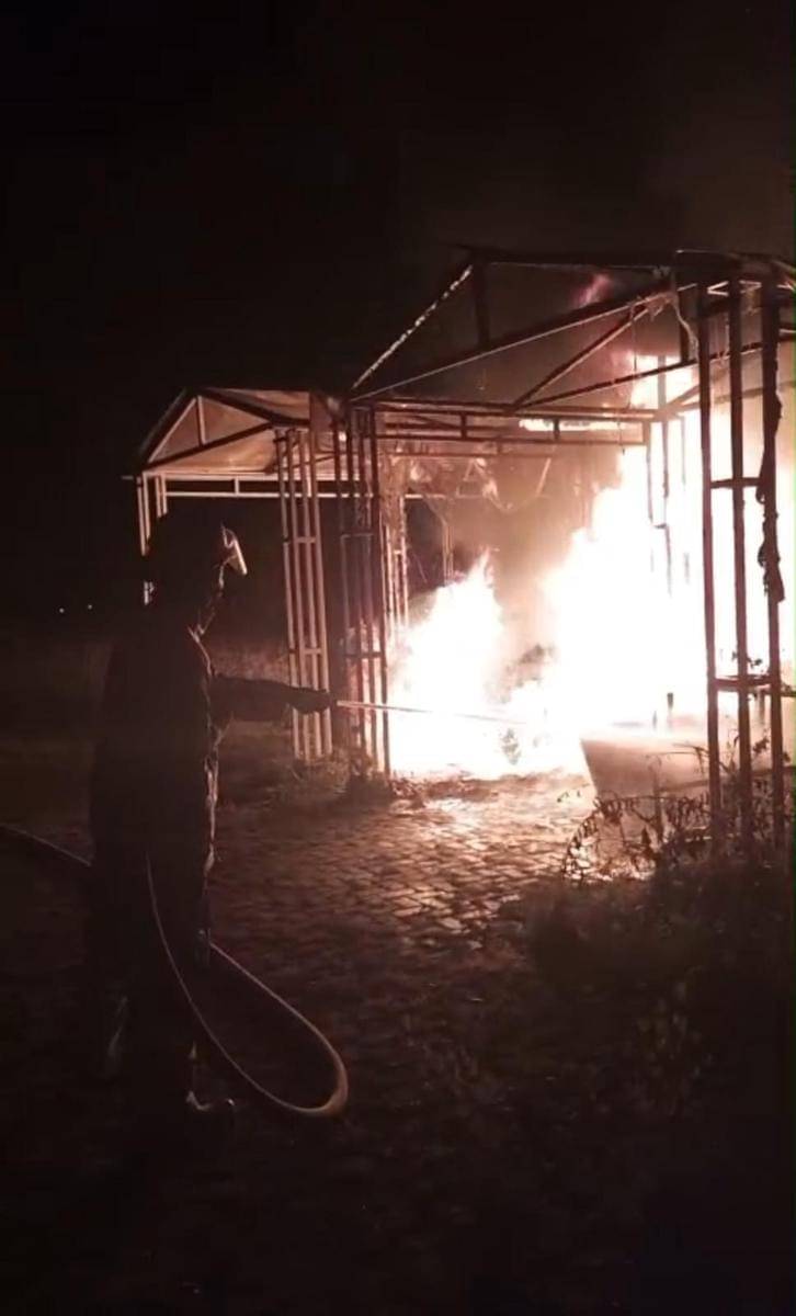 Damkarmat Bandar Lampung saat memadamkan api. (IDN Times/DamkarBalam)