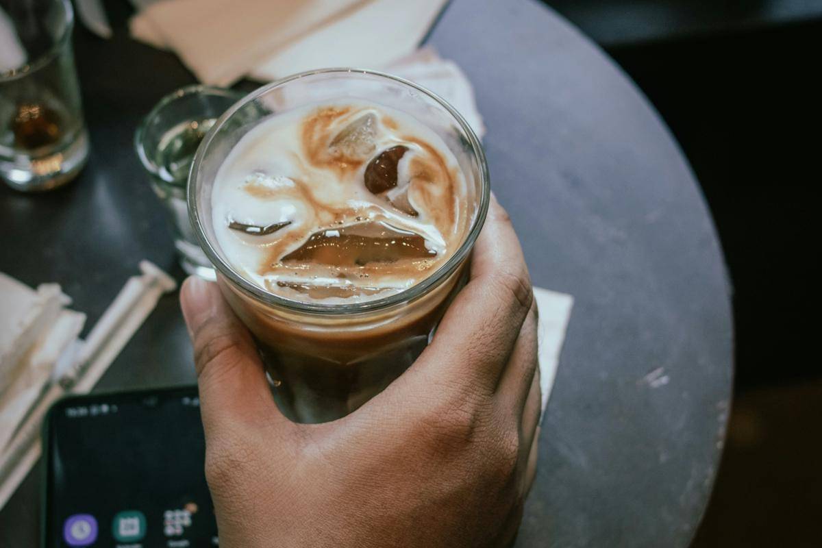 ilustrasi menikmati es kopi susu (unsplash.com/Indra Projects)