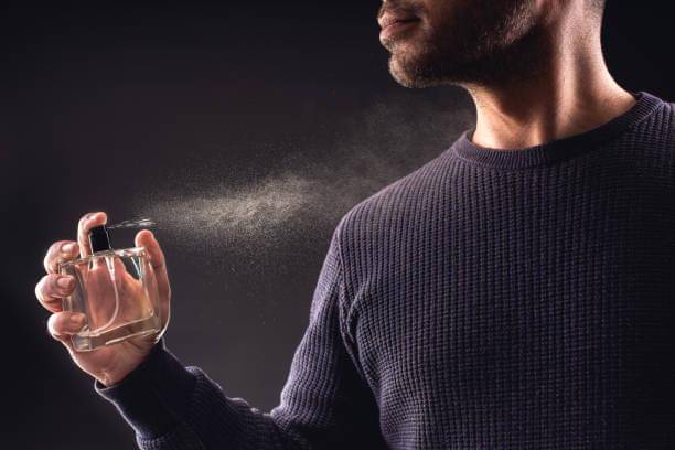 ilustrasi pria memakai parfum (pexels.com/ilkercelik)