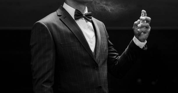 ilustrasi pria memakai parfum (pexels.com/jozzeppe)