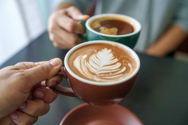 ilustrasi pria minum cappuccino (pexels.com/Thai Liang Lim)
