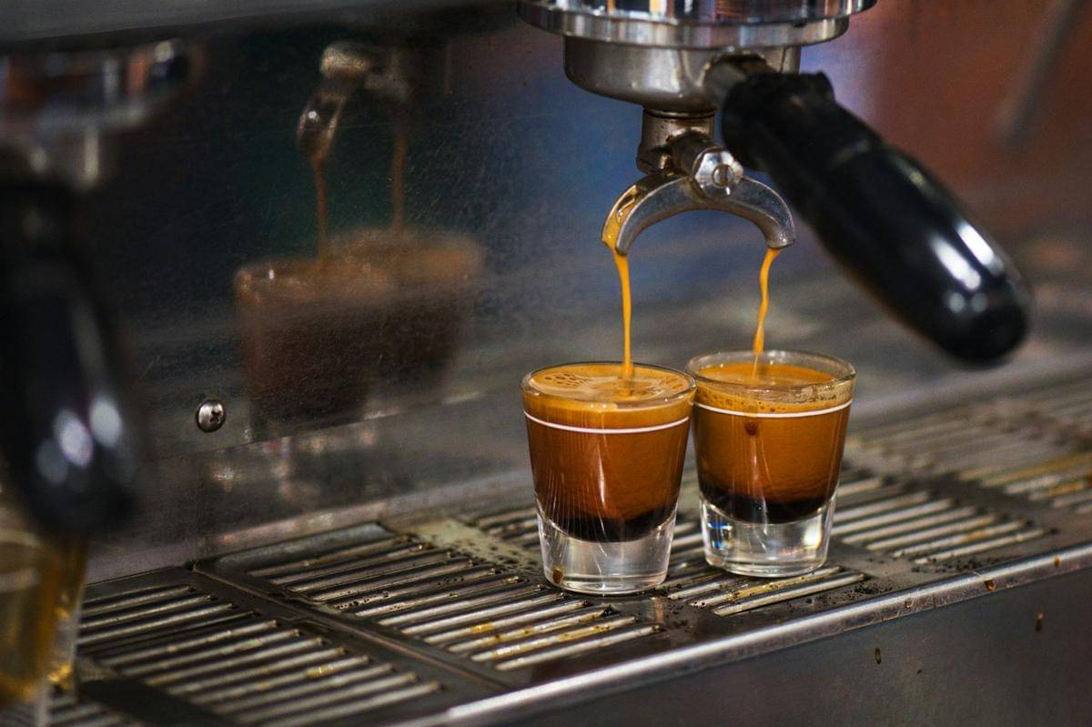 ilustrasi dua gelas espresso