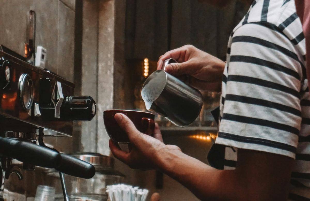 ilustrasi mencampur kopi dengan susu