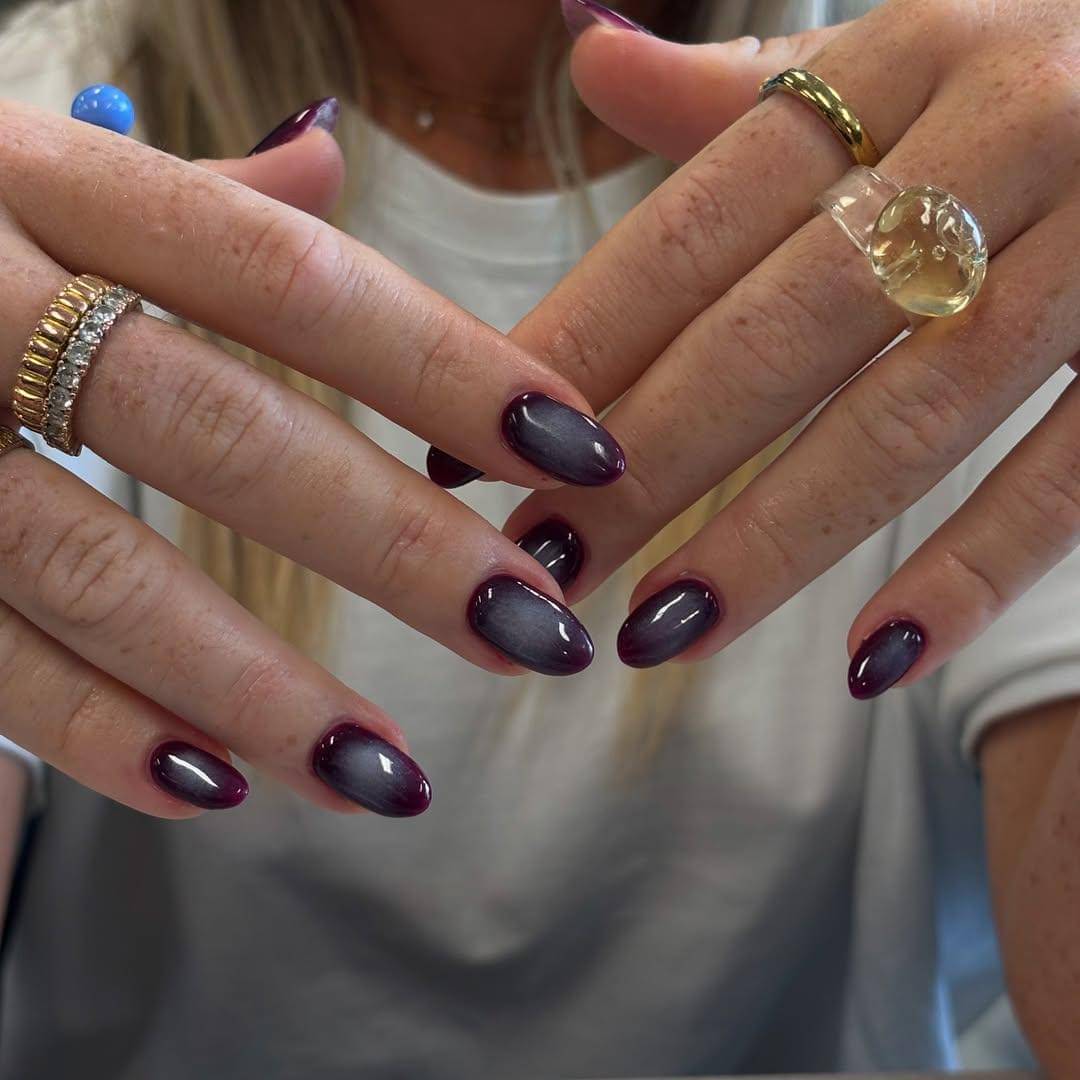 inspirasi eggplant nails (instagram.com/nailtherapy.co)