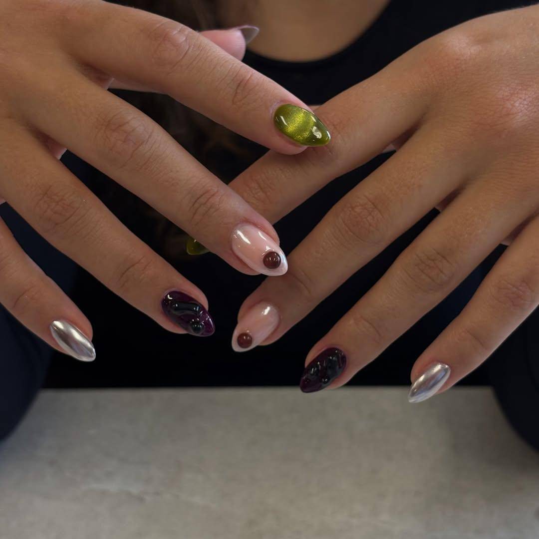 inspirasi eggplant nails (instagram.com/nailtherapy.co)