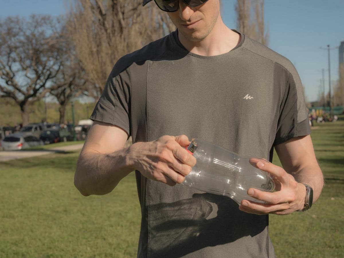 ilustrasi pria memakai kaos polos coklat (pexels.com/Guillermo Berlin)