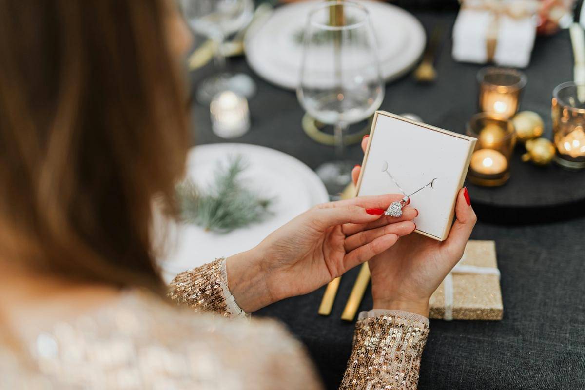 Ilustrasi membuka hadiah (pexels.com/Kaboompics.com)