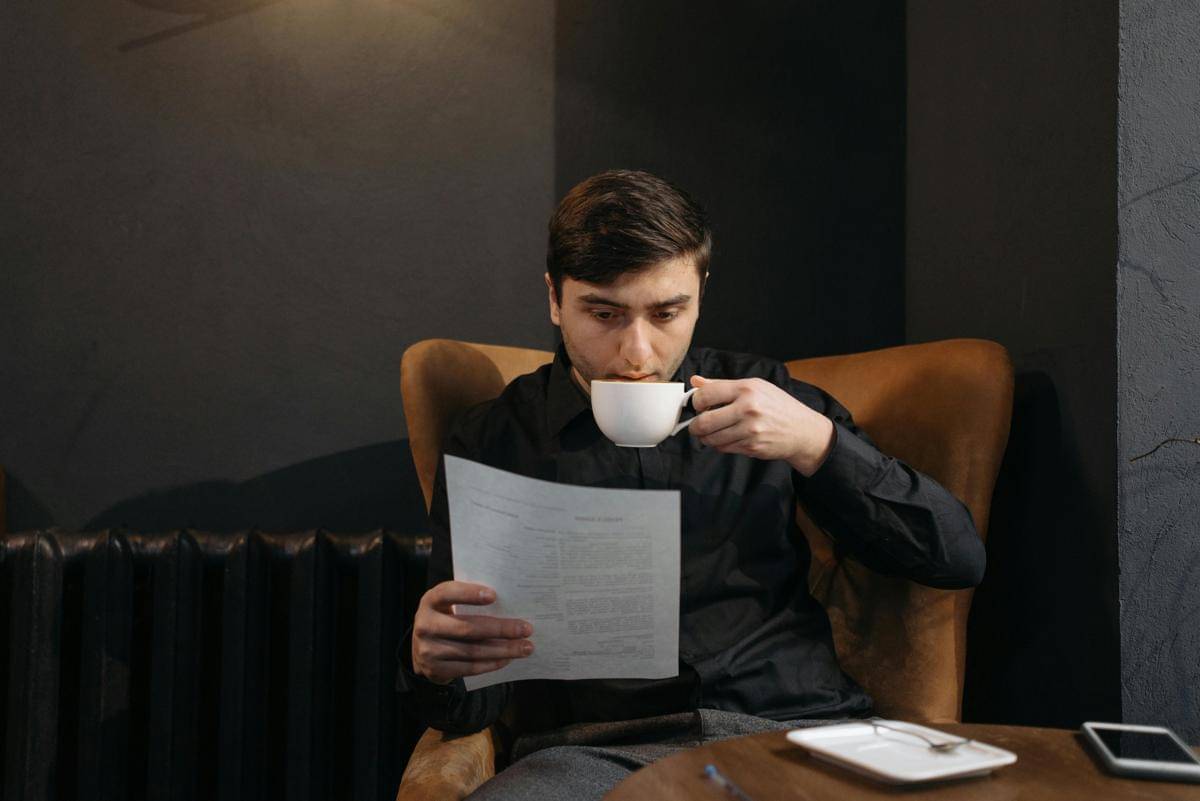 ilustrasi pria minum kopi susu di pagi hari (pexels.com/Pavel Danilyuk)