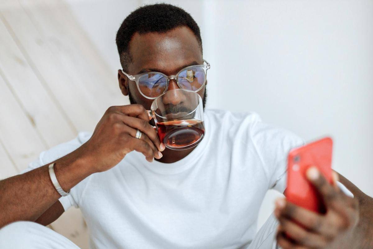 ilustrasi pria minum kopi hitam (pexels.com/Thirdman)