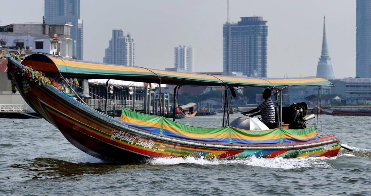ilustrasi kapal di sungai chao phraya