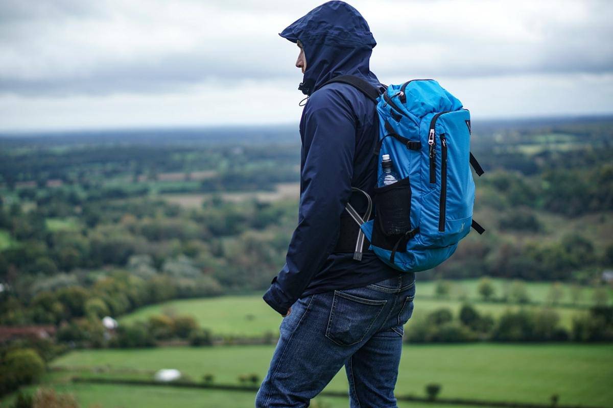 ilustrasi pria dengan backpack (unsplash.com/Tom Wheatley)