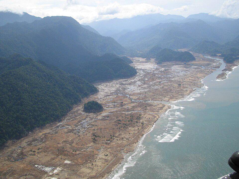kondisi pesisir pantai Aceh pascatsunami tahun 2004 (commons.wikimedia.org/AusAID)