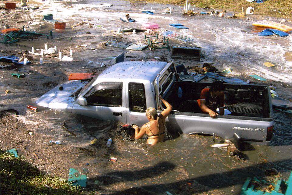 warga berusaha menyelamatkan diri saat tsunami (commons.wikimedia.org/Khao Lak Ausflüge)
