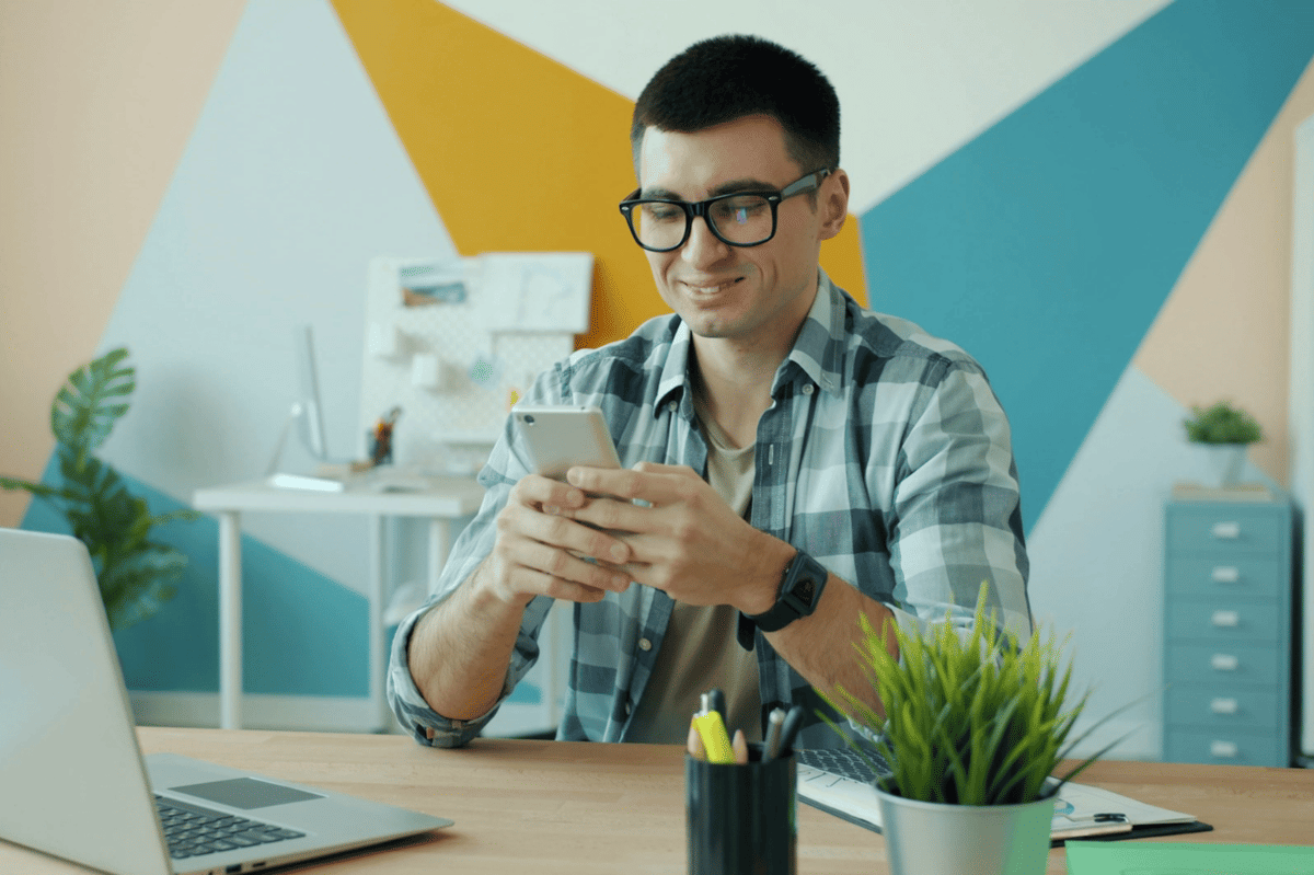 ilustrasi pria membalas chat (unsplash.com/Vitaly Gariev)