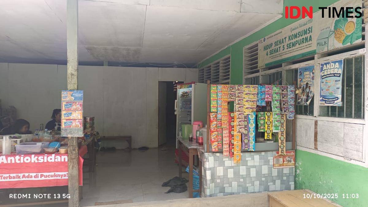 Kantin SMP Negeri 8 Makassar, Jumat (10/10/2025). IDN Times/Ashrawi Muin