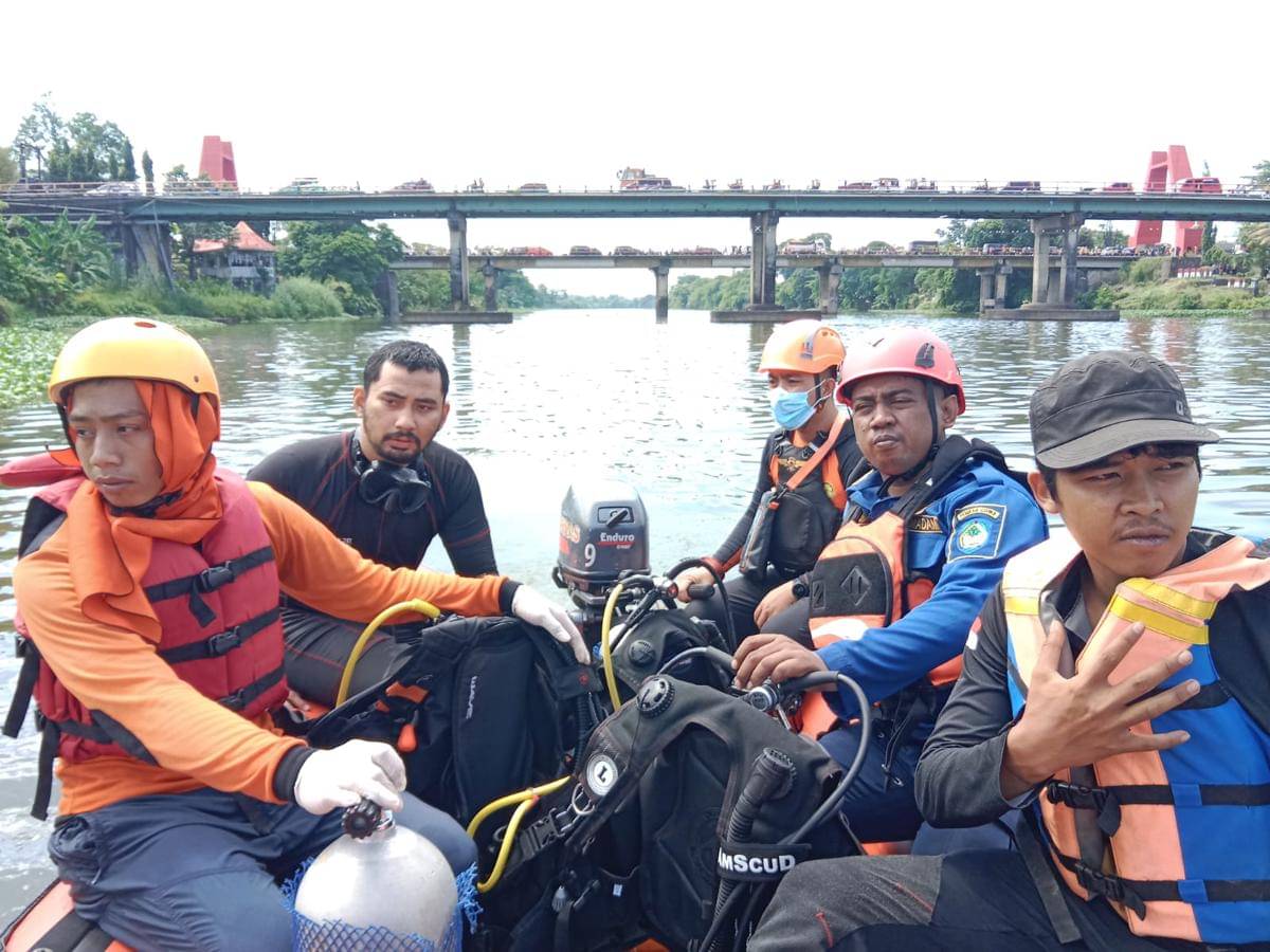Tim SAR mencari pemuda diduga terseret arus di sekitar Sungai Jeneberang, Sungguminasa, Kabupaten Gowa. (dok. Basarnas Sulsel)