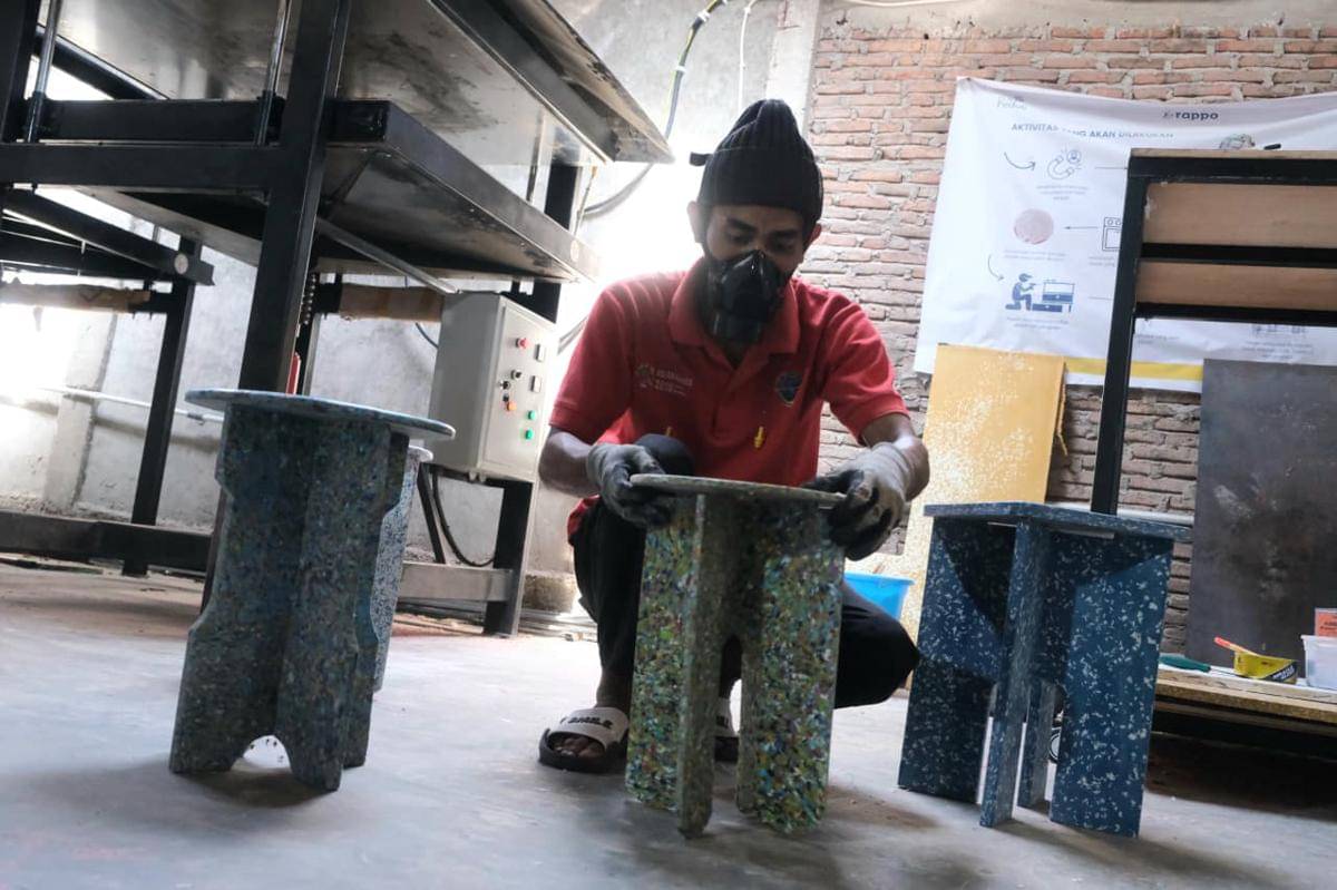 Melalui program TJSL PT PLN (Persero) di Untia, Kota Makassar, sampah plastik berhasil diolah dan menjadi sebuah kursi kerajinan yang bernilai guna. Dok. Istimewa
