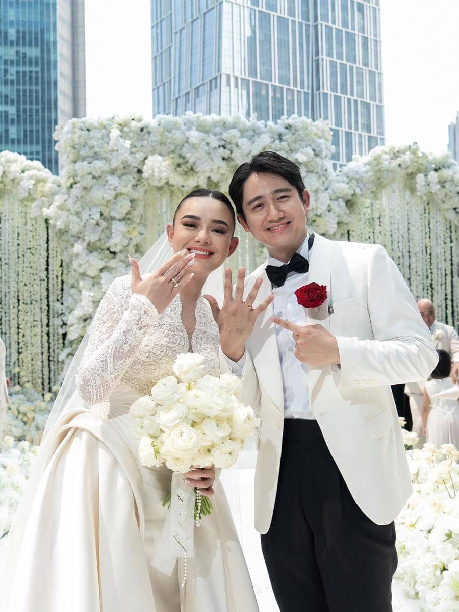 Pasangan @amandamanopo dan @kennyauztin resmi menjadi pasangan suami istri💍 Keduanya melangsung.jpg