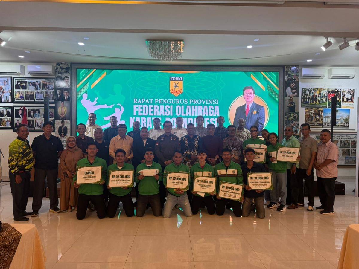 Ketua FORKI Sumut Rahmat Shah bersama para atlet peraih medali PON (dok.Forki Sumut)
