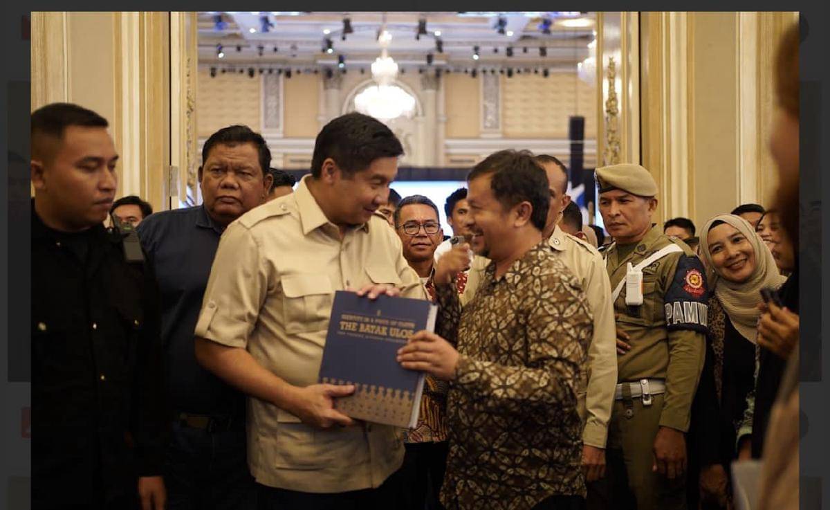 Torang (kanan) saat memberikan ulos untuk Menteri PKP Maruar Sirait (dok.istimewa)
