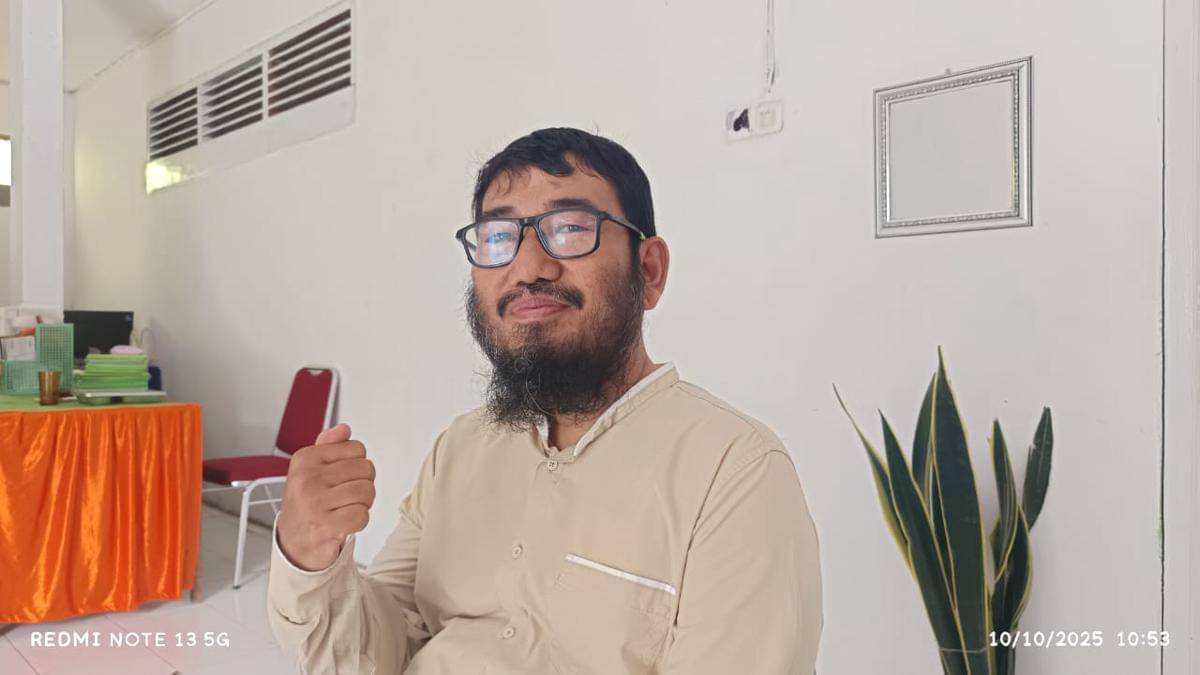 Rahman (47), pemilik salah satu kantin di SMP Negeri 8 Makassar, Jumat (10/10/2025). IDN Times/Ashrawi Muin