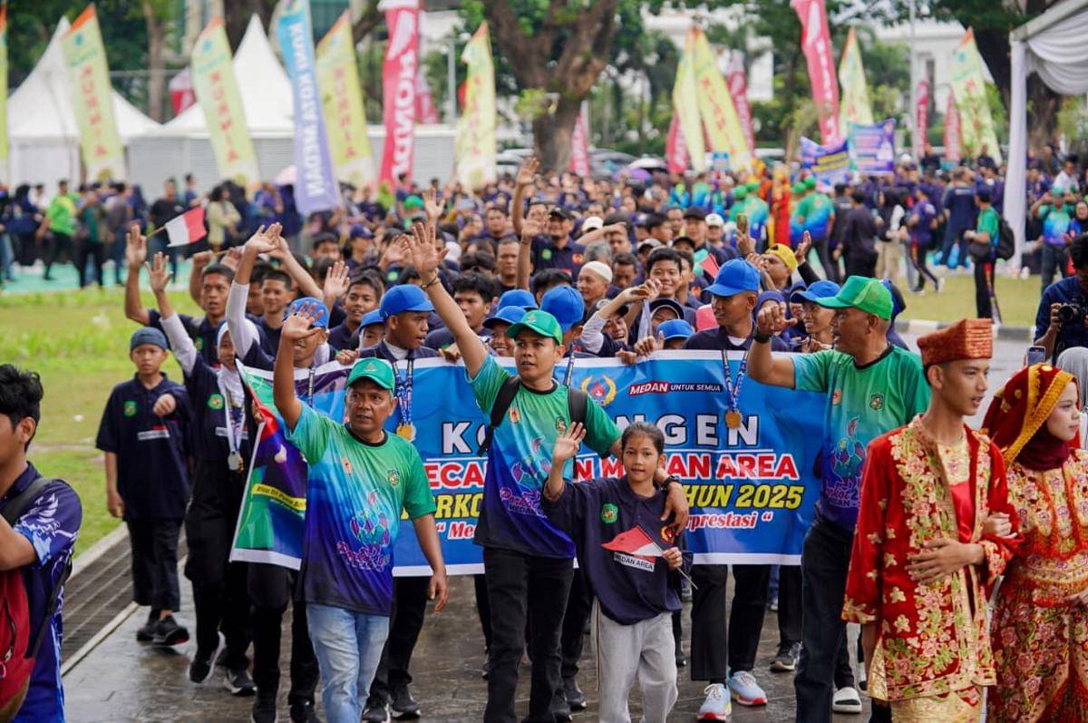 Kontingen kecamatan saat defile di Pembukaan Porkot Medan XV di Lapangan Merdeka Medan, Sabtu (11/10/2025) (dok.istimewa)