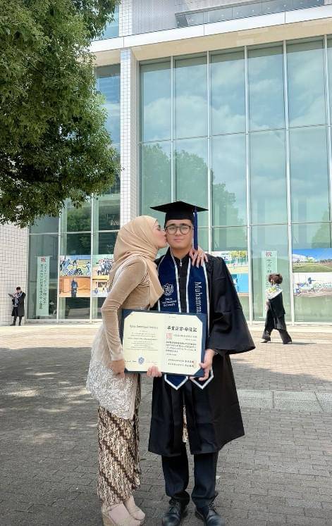 Rafly Anak Mulan Jamelaa Wisuda di Jepang (instagram.com/mulanjameela1)