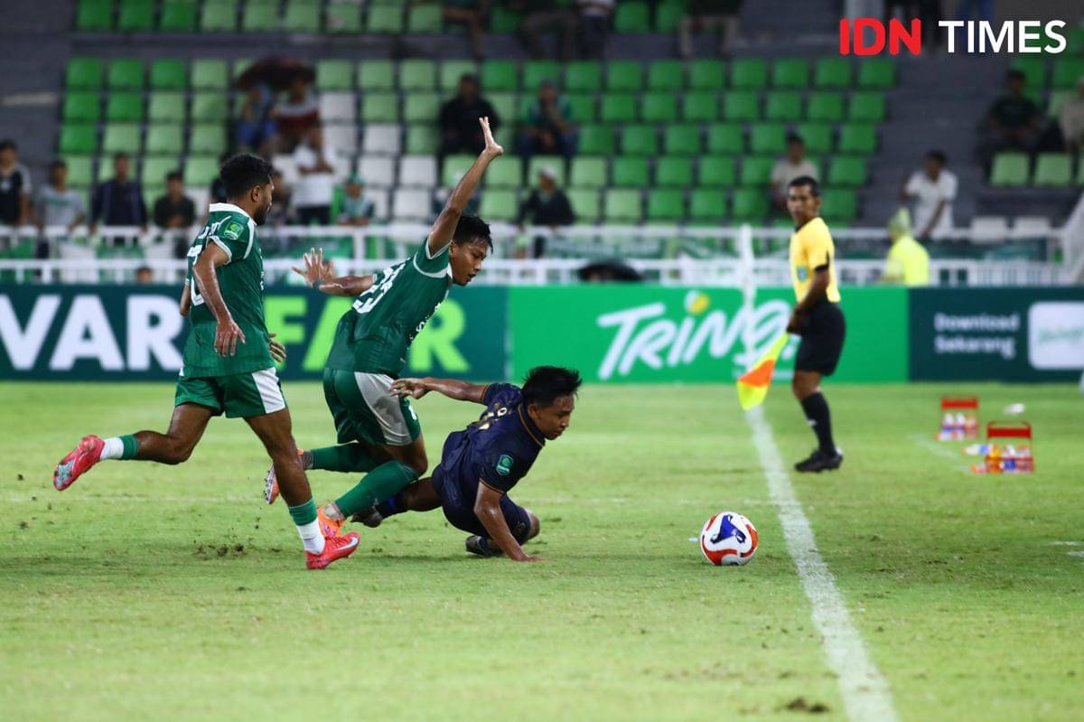 Duel PSMS kontra Persikad di Stadion Utama Sumut, Sabtu (11/10/2025) (IDN Times/Doni Hermawan)