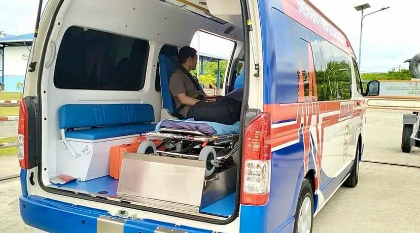 Liu berada di mobil ambulans menuju rumah sakit untuk dapatkan penanganan medis.
