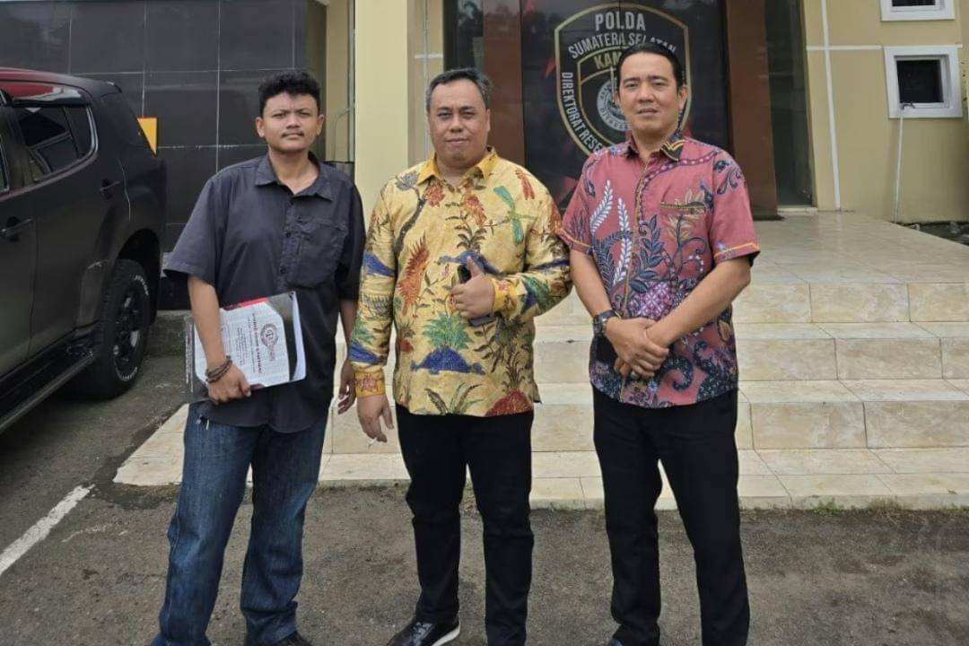 Kuasa hukum DH saat melaporkan anggota Brimob Polda Sumsel ke Propam. (Dok. Istimewa)