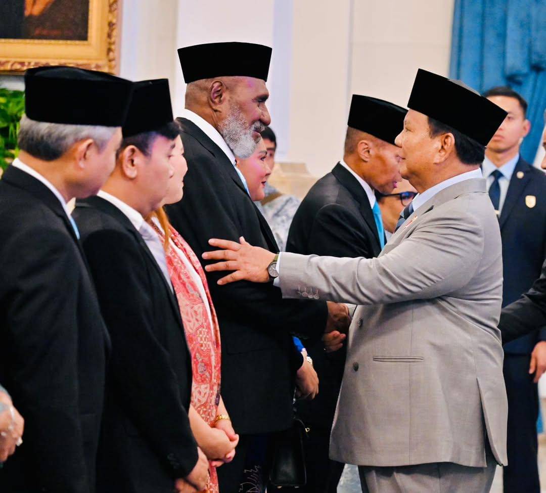John Gluba Gebze saat dilantik Prabowo. (Instagram/Sekretariat Kabinet)