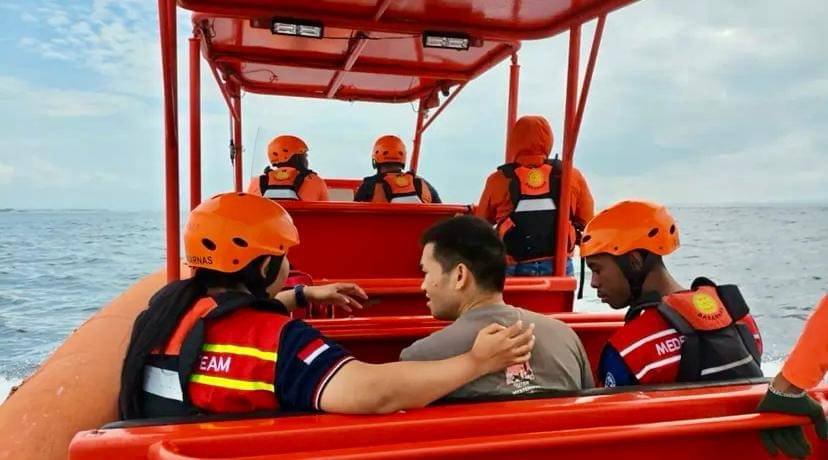 Tim SAR Gabungan mengevakuasi kru kapal dari China, mengenakan baju kaos coklat keabu-abuan pada Sabtu (11/10/2025)