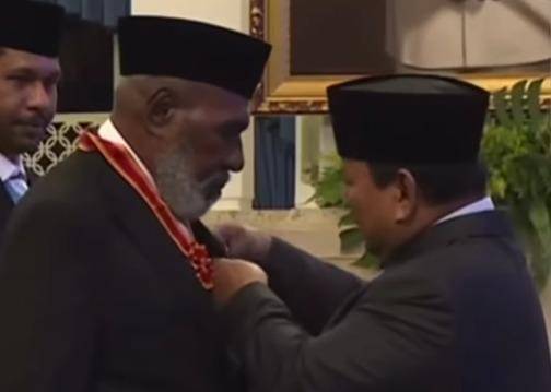 John Gluba Gebze saat dilantik Prabowo. (Dok. YouTube/Sekretariat Presiden)