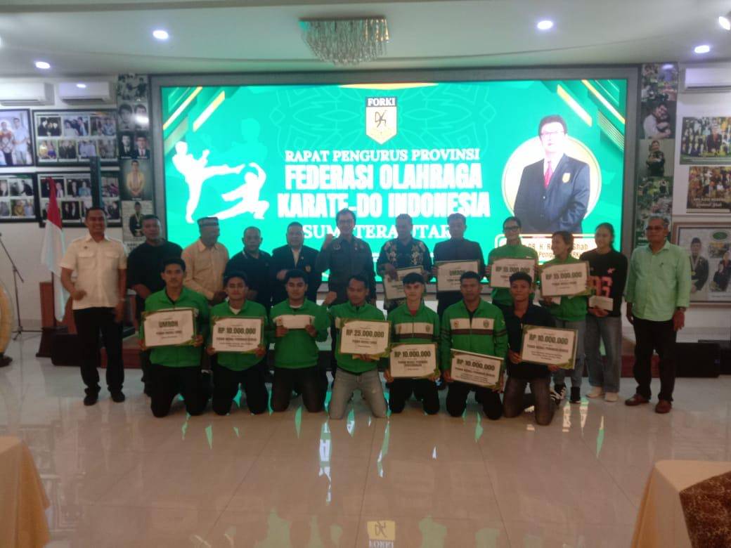 Ketua Forki Sumut Rahmat Shah bersama para atlet peraih medali PON (dok.Forki Sumut)