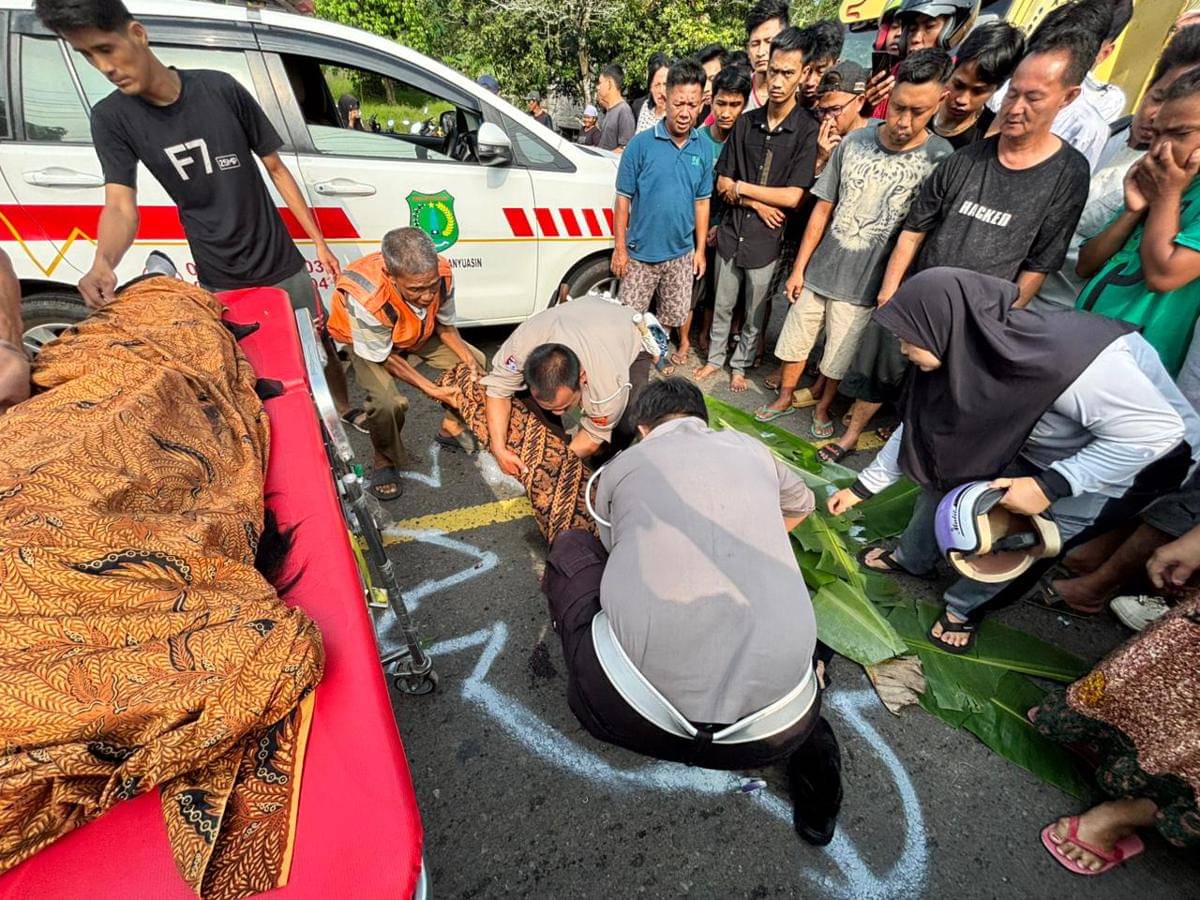 Polisi mengevakuasi korban laka di Jalinteng Sekayu-Lubuk Linggau. (Dok. Sat Lantas Polres Muba)