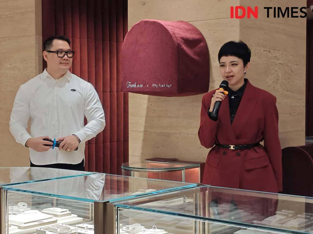 Yuni Jie, Co-Founder One Fine Sky (kanan) pada momen peluncuran koleksi Frank & co. X One Fine Sky di Pondok Indah Mall 1, Jakarta Selatan pada Jumat (10/10/2025). (IDN Times/Febriyanti Revitasari)