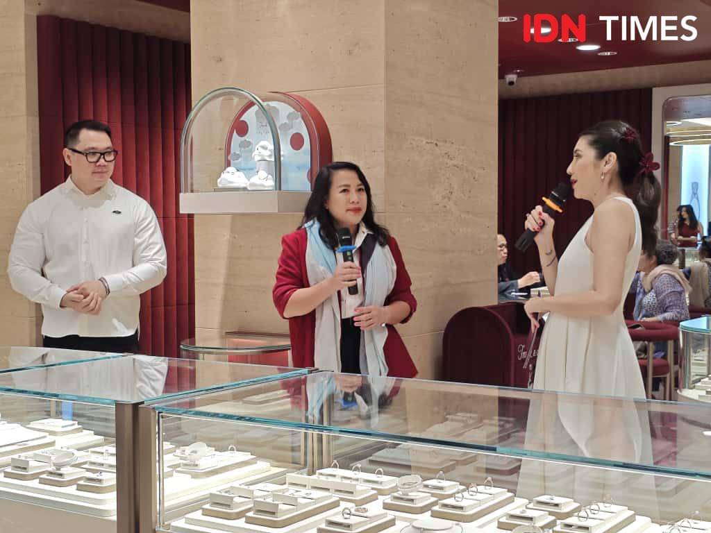 Jenfilia Arifin, Ketua Yayasan Angkasa Biru Indonesia (tengah) pada momen peluncuran koleksi Frank & co. X One Fine Sky di Pondok Indah Mall 1, Jakarta Selatan pada Jumat (10/10/2025). (IDN Times/Febriyanti Revitasari)